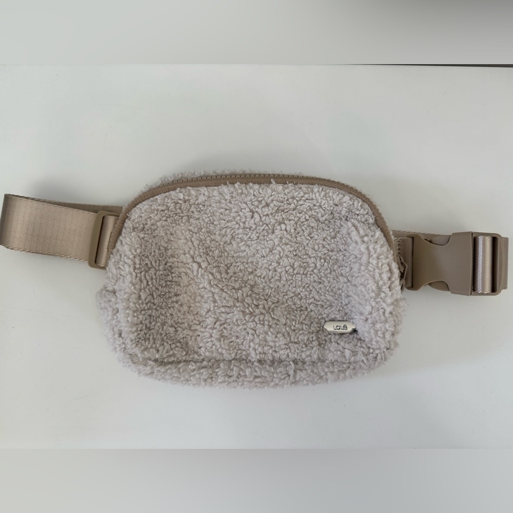 LOLË Sherpa Neutral Belt Bag
